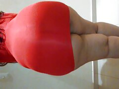 Una perra con grandes pezones hinchados en sus pequeñas tetas se está pajeando