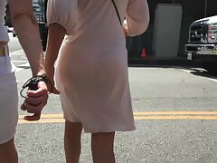 Una rubia y una pelinegra hacen un trío con un tío