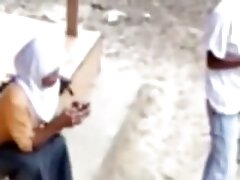 Una rubia usa su arnés para follar a su amante sumiso