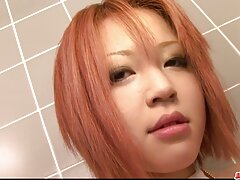 Una rubia de buen culo siente una polla en su delgado cuerpo