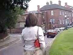 Una perra de tetas magníficas y un culo fino está siendo tocada bien