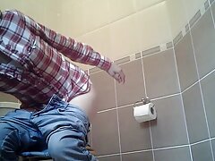 Una rubia está metiendo una polla en su coño mojado y ella también lo maneja