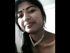 Una rubia que ama a los hombres cuida a dos a la vez