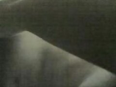 Una abuela a la que le encantan las pollas está poniendo su boca sobre una grande y grande