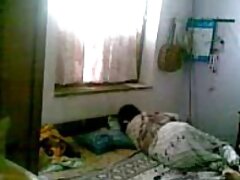 Una adolescente abre la boca para un trío y chupa bien