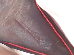 Una morena apretada con un culo sexy es penetrada analmente