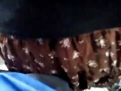 Una negra de cara bonita está chupando bien una gran polla