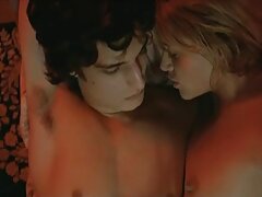 Adorable adolescente rubia cabalgando la polla de su novio en casa