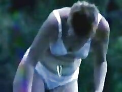 Una milf caliente de grandes tetas y líneas de bronceado es penetrada en el sofá