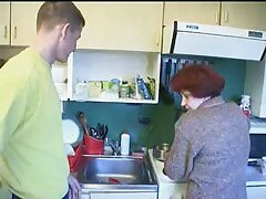Un marido hace follar a su mujer junto a su ama en la cocina