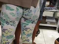 Una sexy bimbo con tacones altos folla en un coche