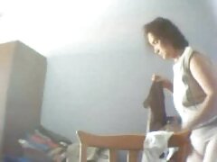 Una prisionera sexy se divierte con su abogado en la sala de interrogatorios