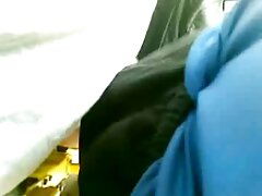 Una morena se mete un vibrador en el coño y lo deja zumbar