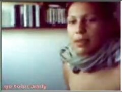 Después de un baño caliente, una chica asiática está dando una mamada a dos tíos
