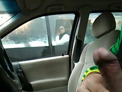 Una chica con un coño sexy recibe una polla dura en su chocho