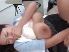 Una chica con gafas es follada brutalmente por su hombre aquí