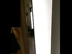Una nena caliente completamente natural hace un poco de yoga ella está en topless