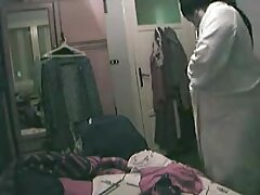 Un coño lleno de lujuria está siendo embestido al estilo perrito en la cama
