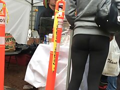 Una pelirroja que tiene un cuerpo en forma se mete las manos en el coño
