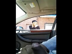 Una mujer de coño peludo se inclina y la están follando