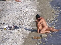 Una chica negra con un culo sexy es follada en su estrecho coño