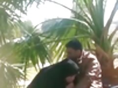 Una rubia lame una polla negra con sus bonitos labios y mucho más