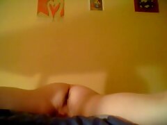 Una rubia se hace una foto con su amiga mientras está desnuda