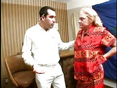 Una rubia de coño depilado está siendo follada muy profundamente