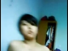 Una morena que adora su juguete sexual juega con él de forma caliente