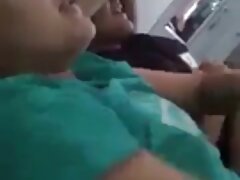 Una chica recibe dos pollas en el trío morboso en el que está