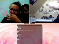 Una belleza joven y firme está abriendo el coño sobre la mesa