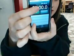 Una descarada se abre de piernas para recibir una polla entre ellas