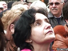 Una milf y una adolescente a la que le encantan las pollas actúan juntas en un trío