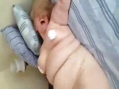 Chica asiática estimula el clítoris con un juguete mientras recibe una polla