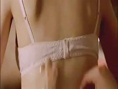 Una rubia exhibe sus grandes tetas en el baño mientras chupa