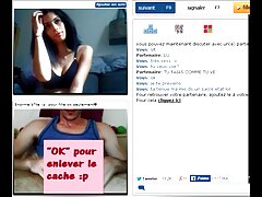 Una latina morena abre los labios de su coño para que la follen