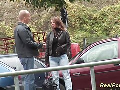 Una morena de tetas pequeñas está haciendo una mamada en el sofá