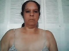 Una morena es penetrada profundamente por un payaso