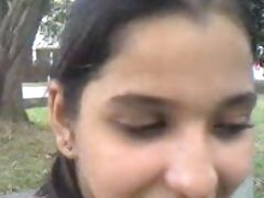 Una morena sexy está siendo follada por el coño muy duro en la cama