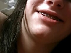 Una dama sexy está recibiendo una gran polla en su estrecho y redondo culo