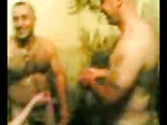 Una gran polla está embestiendo a una estrella porno caliente con enormes tetas sobre la mesa