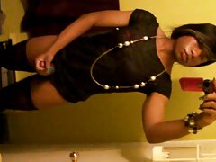 Chicas blancas y negras están haciendo un trío caliente con un chico