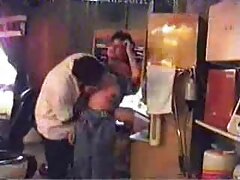 Una negra se junta las tetas para que le den una cubana en la cama