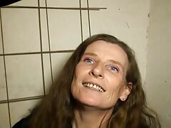 Una rubia está sobre su amante y siente que su coño mojado se estira