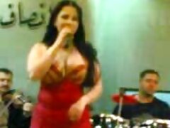Una rubia de culo redondo sexy está sentada encima de una polla dura