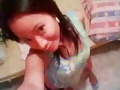 Una morena se mete una polla dura por el culo caliente en la cama hoy