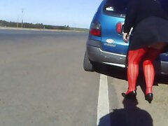 Una chica con pelos en el coño es follada profundamente en la cama