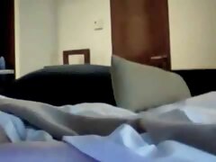 Adorable chica amateur chupa y folla a un tipo con una gran polla