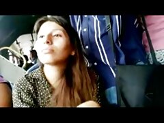 Una jovencita morena que ama a sus amigos masculinos está haciendo un trío