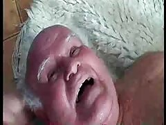 Una chica culona con medias sexys siente una polla dentro de ella